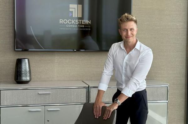 Julian Rockstein, Gründer und Geschäftsführer der Rockstein Consulting, hat sich auf KI-Anwendungen Rockstein Consulting: KI-System qualifiziert Leads binnen Sekunden und erhöht Abschlusswahrscheinlichkeit