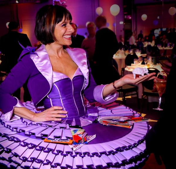 Walk Act mit Papierkunst - Eleganz in Bewegung