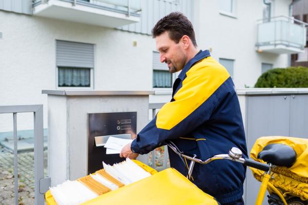 Postzusteller Wenn Briefe verspätet zugestellt werden: Folgen der Postprivatisierung für Rechtsfristen