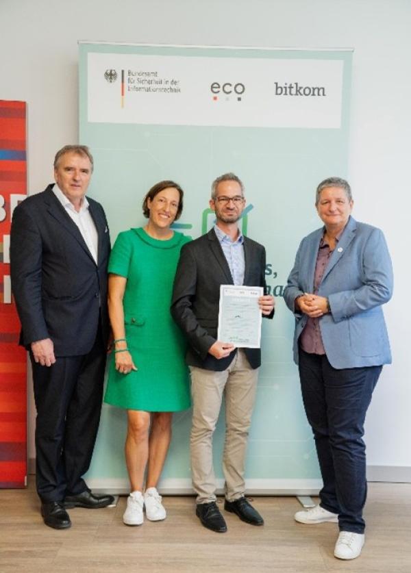 v.l.n.r.: Prof. Norbert Pohlmann, Vorstand IT-Sicherheit, eco – Verband der Internetwirtschaft e. V. easy software in die Hall of Fame des BSI aufgenommen - Engagement für sichere E-Mail-Kommunikation ausgezeichnet