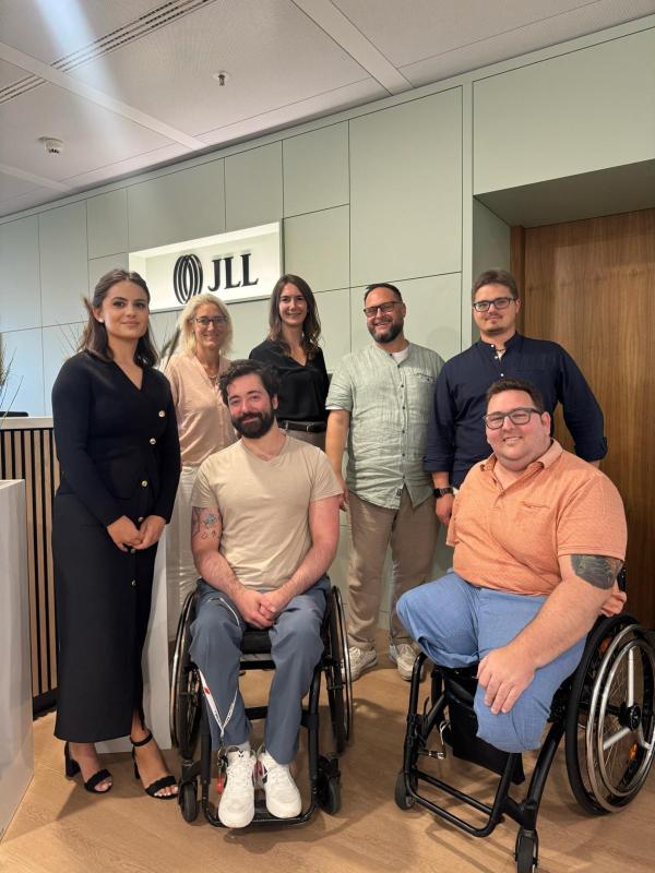 Vertreterinnen und Vertreter von JLL und dem Inklusionsfit Institut beim Auftaktgespräch JLL & Inklusionsfit Institut starten strategische Partnerschaft für inklusive Arbeitswelten