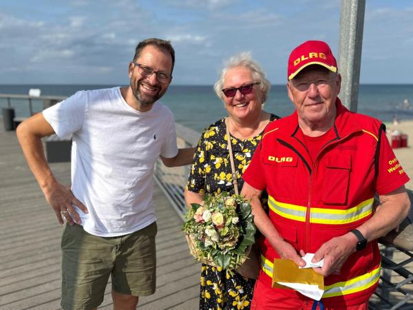 Rainer und Rosi Lehmkuhl mit David Depenau Weissenhäuser Strand: Diamantenes DLRG-Jubiläum von Rainer Lehmkuhl