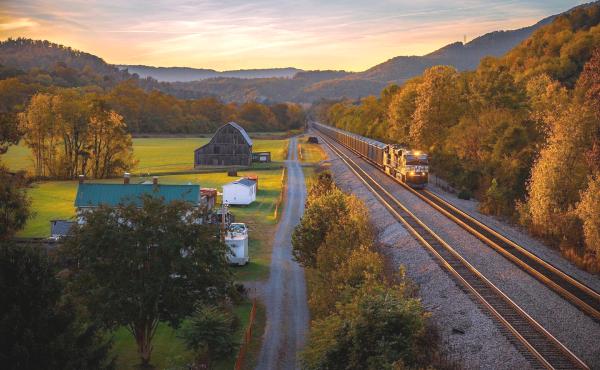 Virginia Scenic Railway präsentiert Fahrten durch herrliche Landschaften. Im Panoramawagen durch Virginias Berglandschaft: Neuzugang bei Virginia Scenic Railway
