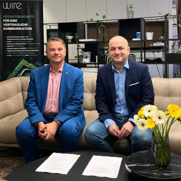 Unterzeichnung der Partnerschaft - v.l. Marcus Heinrich (CEO agilimo), Benjamin Schilz (CEO Wire) Wire und agilimo gehen strategische Partnerschaft ein