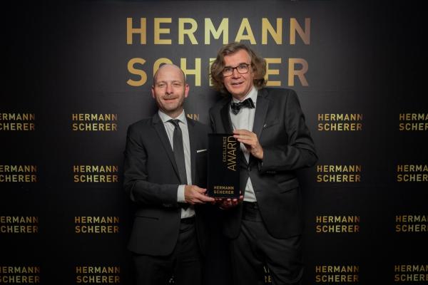 Jens Kramny (links) bekommt von Hermann Scherer den begehrten "Excellence Award" überreicht Jens Kramny inspiriert mit Zuversicht beim Speaker Slam