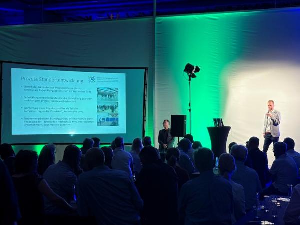 Johannes Hagen stellt die Fortschritte beim Ausbau des Innovations-Quartiers Neunkirchen-Süd vor Innovationsgeist trifft regionale Zusammenarbeit - 6. Neunkirchen-Seelscheider Wirtschaftsforum