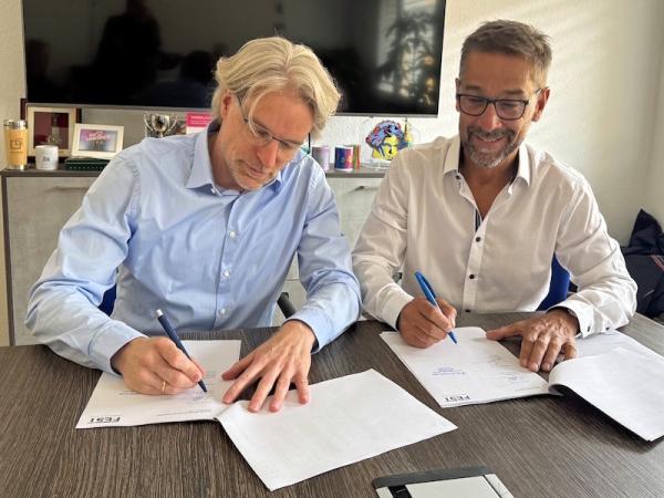 Martin Schulze (Geschäftsführer BusinessCode GmbH) und Oliver Dürr (Geschäftsführer FEST GmbH) BusinessCode erweitert Portfolio um Industrieautomation durch strategische Kooperation mit der FEST GmbH