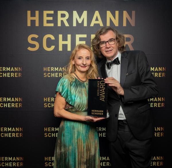 Award für Susanne Strobel. Foto: Justin Bockey "Schluss mit Selbstverrat" - Leadership-Appell bringt Susanne Strobel den Excellence Award