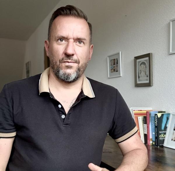 Dario Pizzano im Interview: Zwei Bücher, die 44 Jahre Leben schonungslos ehrlich erzählen