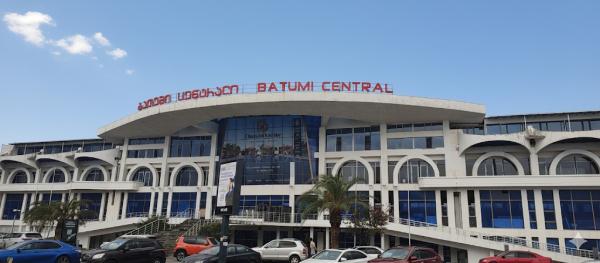 Batumi hat unglaublich viel zu bieten und der Bahnhof von Tiflis ist modern Georgien am Schwarzen Meer: Budget Urlaub in der Boomtown Batumi?