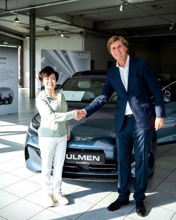 Stella Li, Vice President BYD, zu Besuch beim Autohaus Ulmen in Düsseldorf
