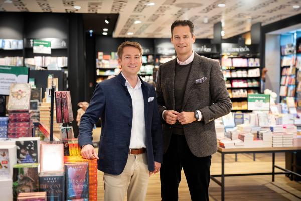Sven Burkhard (Vorstand von Elanders Print & Packaging, links) und Ingo Kretzschmar (CEO von Thalia) Thalia und Elanders bündeln ihre Stärken