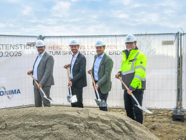 Andreas Erhard (Stadt Erding), Kai Falke (Sonima), Nicolai Greiner (VIB), Thomas Elfert (List Bau) VIB Vermögen gewinnt weiteren Mieter für GreenBiz Park Erding und startet nächste Bauphase
