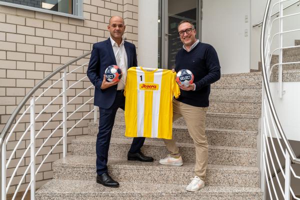 Martin Hausleitner, European Handball Federation; Stefan Seitz, Josera Petfood Josera Petfood wird Partner der European Handball Federation