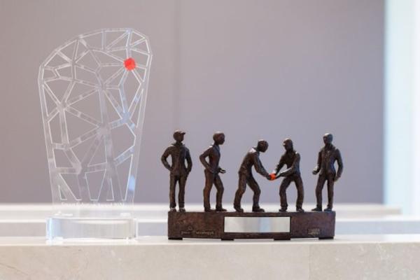 Die Trophäen der Supply Chain Awards. Rutronik als Finalist beim Supply Chain Award 2025