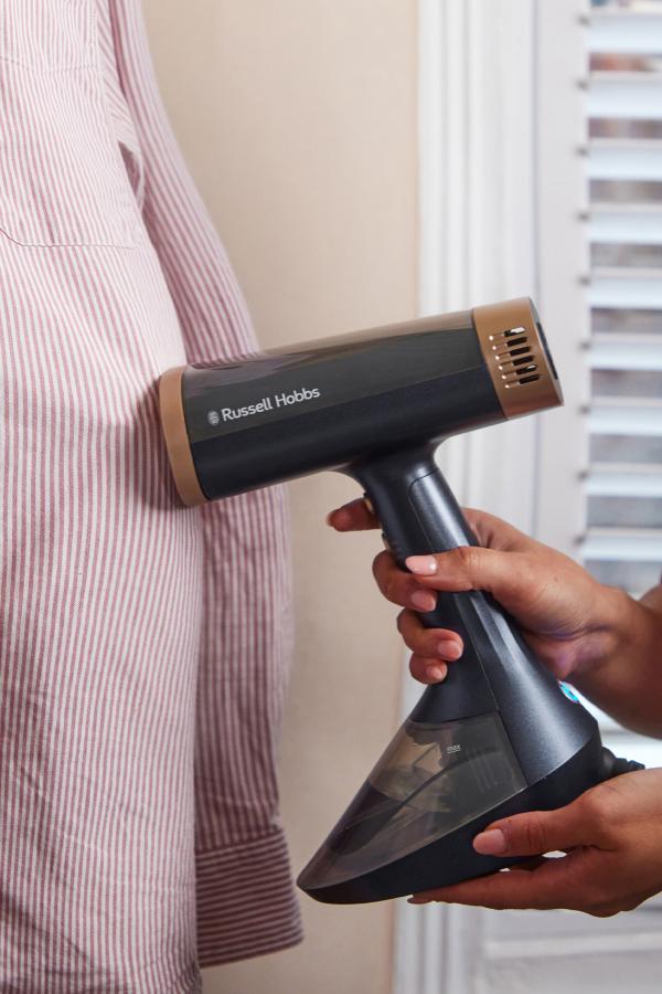 Russell Hobbs Steam Genie VacuSteam Dampfbürste Bye-bye Bügelstress: Russell Hobbs revolutioniert das Dampfbügeln mit innovativer VacuSteam-Technologie