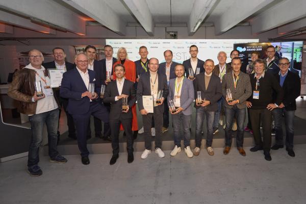 Sieger und Jury des BEST IN CLASS Awards 2026 bei der Preisverleihung am Hockenheimring. BEST IN CLASS Award 2026: Die Gewinner stehen fest