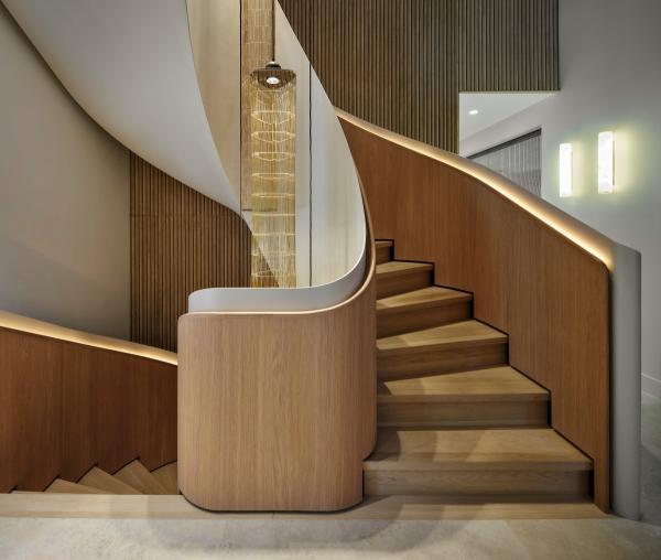Ein skulpturales Band aus Holz und Licht - Wendeltreppe von EeStairs in einer Villa