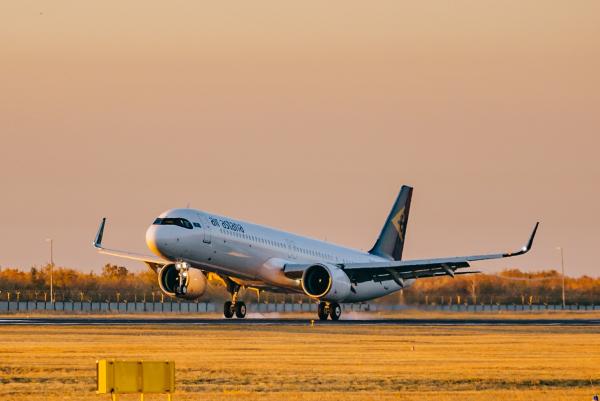 Mit Beginn des Winterflugplans 2025/2026 bietet Air Astana bei Abflügen ab Frankfurt mehr Service. Spätere Abflüge und Gepäck-Self-Drop: Mehr Service rund um die Air-Astana-Flüge ab Frankfurt