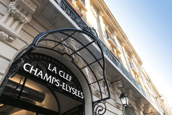 Das La Clef Champs-Elysées Paris wurde als bestes Serviced-Apartment-Haus in Europa prämiert. Sechs auf einen Streich: Ascott räumt bei den europäischen World Travel Awards 2025 kräftig ab