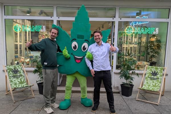 Hanf.com in der Freisinger Altstadt (v.l.) Peter Schaller, "Hanfi" und Geschäftsführer Alex Cerveny. Cannabis in der Freisinger Mitte angekommen