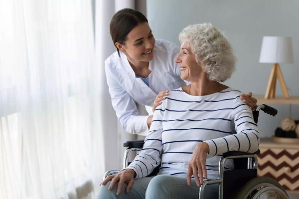 Seniorenassistenz mit zertifizierter Ausbiildung HELP-zertifizierte Seniorenassistentinnen und -assistenten