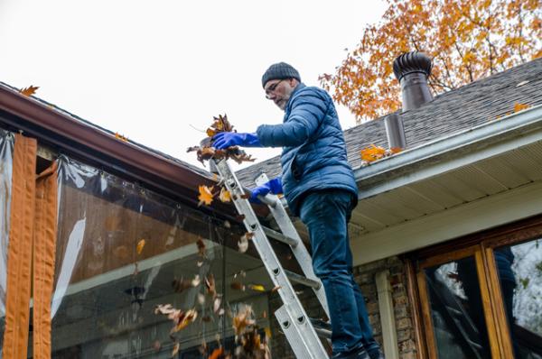Ebenso wichtig ist es, die Dachrinnen regelmäßig von Laub und Schmutz zu befreien. Haus und Garten winterfest - Verbraucherinformation der ERGO