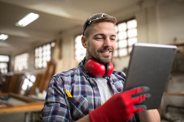 Handwerker in Zeiten der Digitalisierung (Symbolbild) Handwerk: 90% der Kunden suchen laut Studie online
