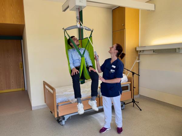 Patientenlifter im Krankenhaus Rummelsberg Krankenhaus Rummelsberg präsentiert Versorgungskonzept für Menschen mit Conterganschädigung und Bauprojekte