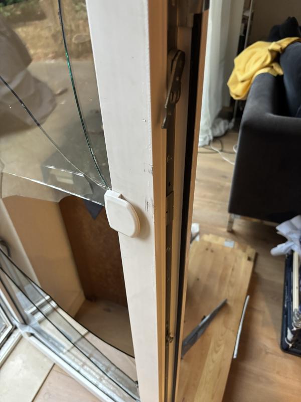 Immer häufiger greifen Einbrecher derzeit gezielt das Glas von Fenstern oder Balkontüren an. Tag des Einbruchschutzes: Mechanischer Einbruchschutz verhindert vier von zehn Taten