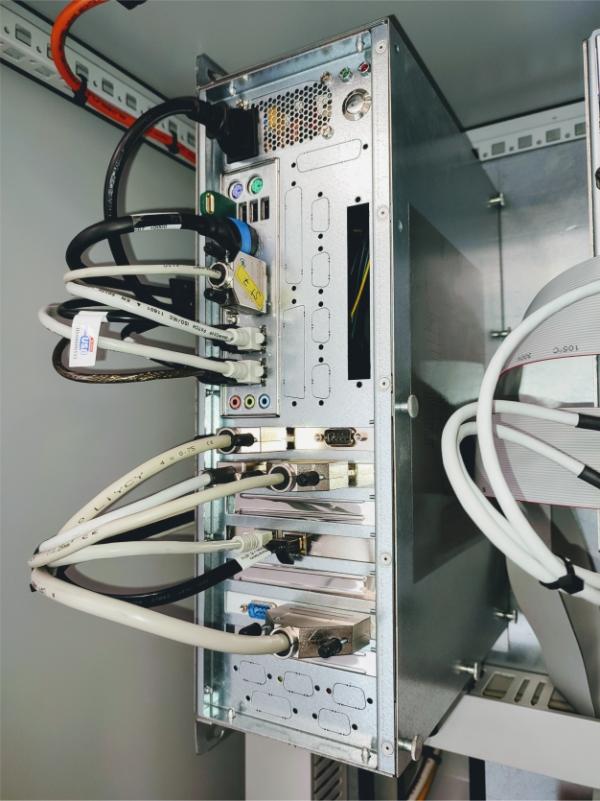 IPC im Schaltschrank einer Fräsmaschine LANG zeigt auf der SPS: LSMART express