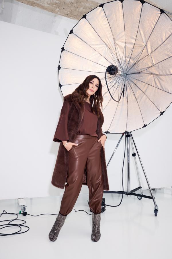 Judith Williams in einem Trendlook aus ihrer aktuellen Kollektion für HSE | Credit: Dirk Bader füHSE Modetrends Herbst/Winter: Diese Curvy Styles wirst du lieben