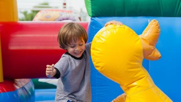 PartyBienchen.at - Hüpfburg mieten Wien leicht gemacht! Spaß, Glitzer und gute Laune für jede Kinderparty