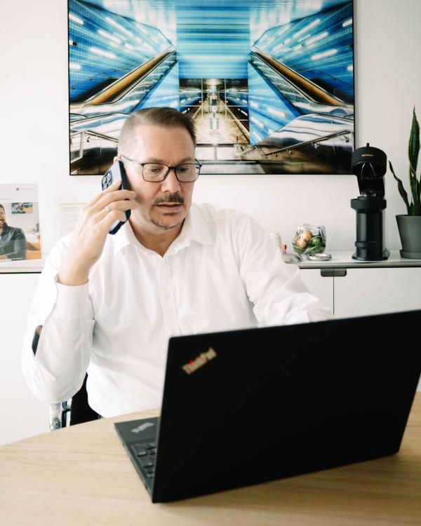 Zwei Tools, ein Ziel: Wie Pesbe den Kampf um LKW Fahrer gewinnt - mit Hirn, Herz und Handbuch