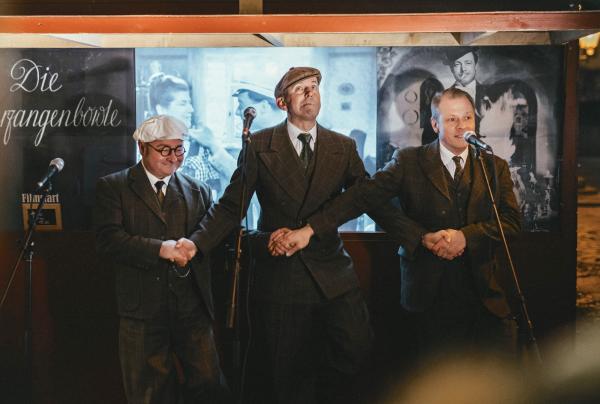 "Die Herr´n von der Tankstelle" singen an der Feuerzangenbowle im Nikolaiviertel Schlager aus UFA-Tonfilmen