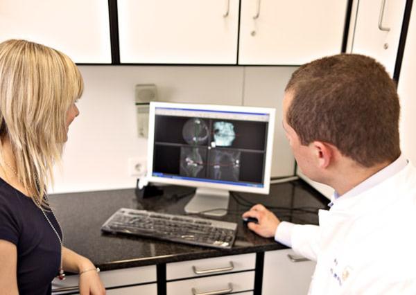 Können Implantate vom Körper abgestoßen werden, und welches Material ist besonders verträglich?