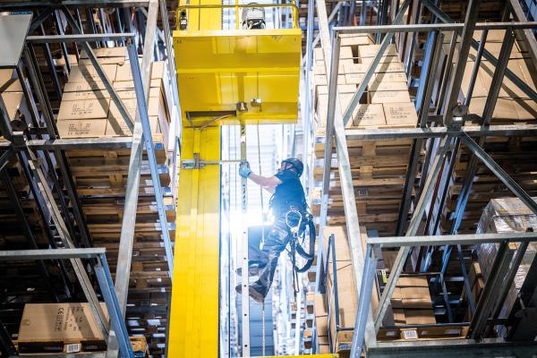 Optimale Leistungen rund um Regalbediengeräte und Fördertechnik