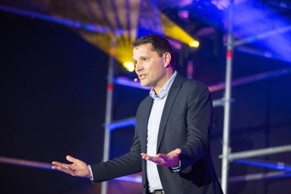 KI spart Zeit - doch oft entsteht mehr Druck: Oliver Winter erhält Excellence Award beim Speaker Slam