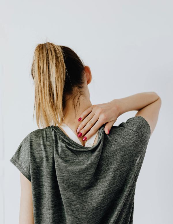 Unter Nacken- und Schulterschmerzen leiden deutlich mehr als die Hälfte aller Erwachsenen