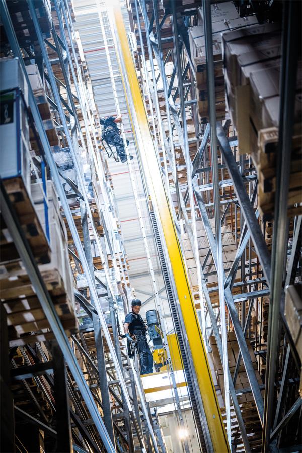 Regalbediengeräte und Fördertechnik auf Hochtouren gebracht 