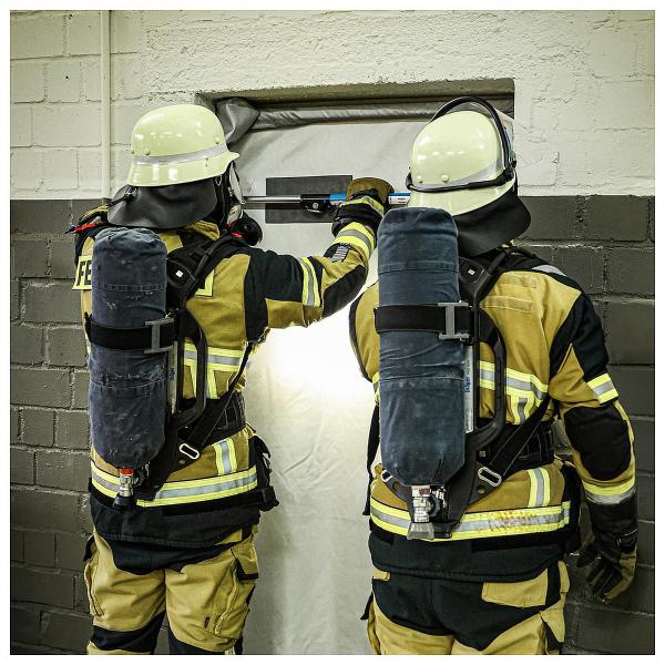 Dönges präsentiert den Rauchschutzvorhang Smoke Defender