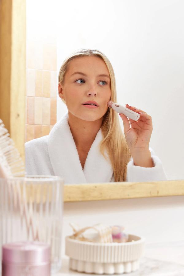 Remington BareMe 2-in-1 Gesichtshaarentferner: kompakt wie ein Lippenstift