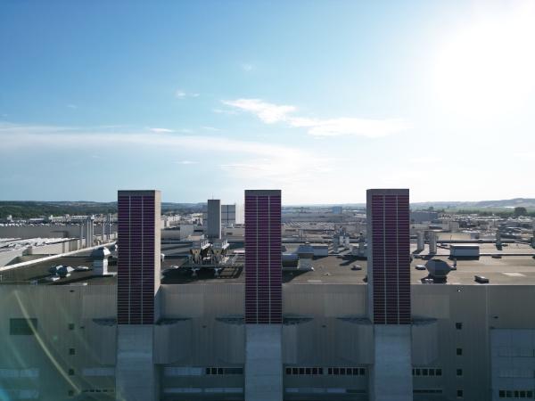 Beeindruckende Installation von Heliatek-PV-Solarfolien im BMW-Werk in Dingolfing