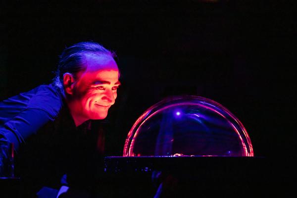 Stephan Masur: Seifenblasenkunst mit Show, Charme & Präzision