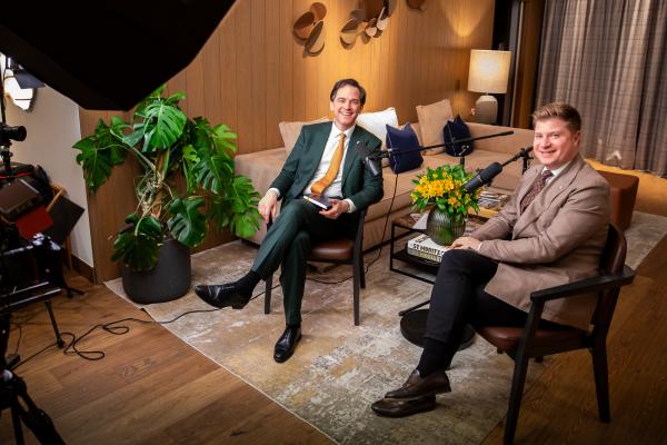 HotelPartner-Gründer Oliver Meyer startet Hospitality-Podcast "Ausgebucht"