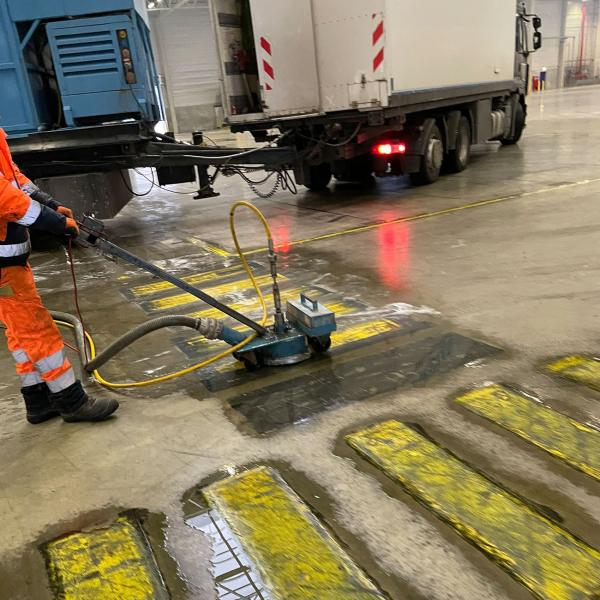 Demarkierung von Bodenmarkierungen in Logistikhalle