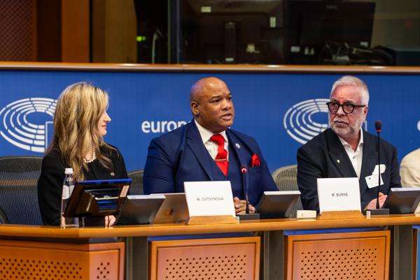 Nanoplastik im Fokus: ALLATRA Global Research Center präsentiert Forschung im EU-Parlament