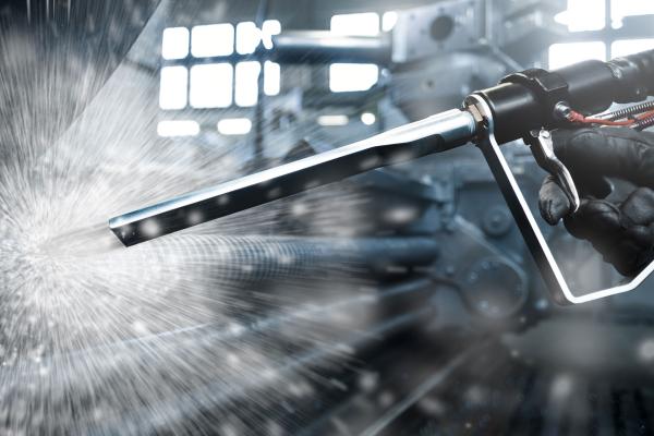 Präzision in Leipzig, Halle & Merseburg: TLS Strahlservice erweitert Angebot um innovative Laserreinigung