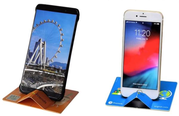 Gut aufgestellt! FlipStand - der bedruckbare Smartphone-Halter, der aus der Tasche zum Hingucker wird