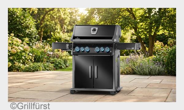 Heißer Saisonauftakt im All-Black-Design